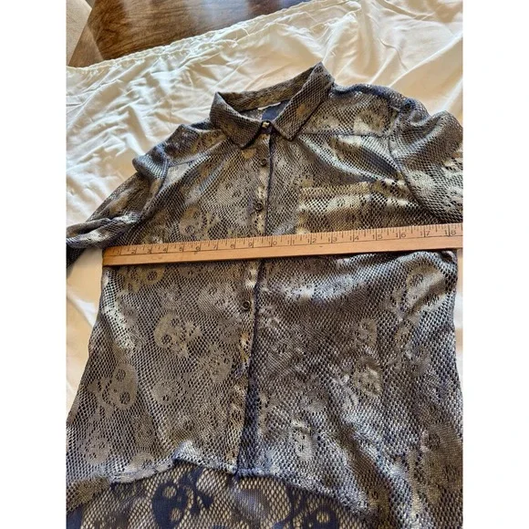 Ladies Medium Black/White Checkered‎ Skull Lace Back Button Up Collared Shirt - Picture 7 of 11